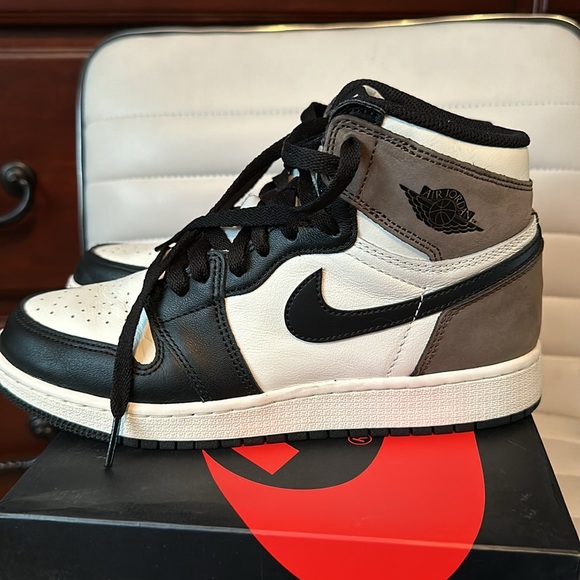 Nike Jordan 1 Retro High - Dark Mocha (GS) - Picture 7 of 12